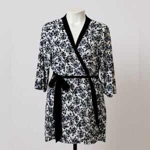 Laura Ashley Navy and White Floral Robe. Size Medium